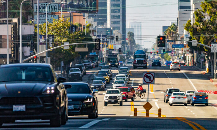 Automóviles y peatones en el oeste de Los Ángeles, California, el 10 de noviembre de 2021. (John Fredricks/The Epoch Times)

