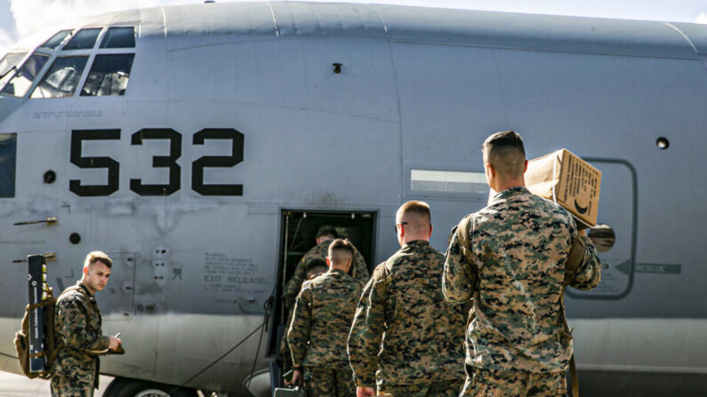 Soldados de la Marina y marineros estadounidenses del Regimiento Logístico de Combate 3, Grupo Logístico de Marines 3, abordan un Hércules C-130 de la Fuerza Aérea de los Estados Unidos en la Base Aérea de Kadena, Japón, el 6 de diciembre de 2021. (Foto del Cuerpo de Marines de EE.UU. por la sargento Hailey D. Clay)