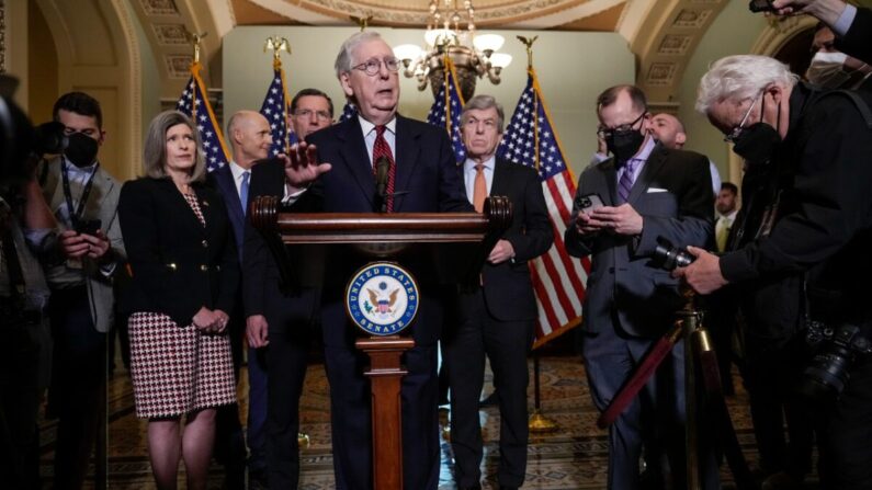El líder de la minoría del Senado, Mitch McConnell (R-Ky.), habla con los periodistas después de una reunión a puerta cerrada con los republicanos del Senado en el Capitolio de los Estados Unidos el 24 de mayo de 2022. (Drew Angerer/Getty Images)
