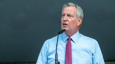 Exalcalde de Nueva York Di Blasio retira candidatura por baja popularidad