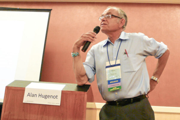 El Dr. Alan Hugenot habla sobre la ciencia de la vida después de la muerte en la Conferencia IANDS 2014 en Newport Beach, California, el 29 de agosto del 2014. (Tara MacIsaac/The Epoch Times)