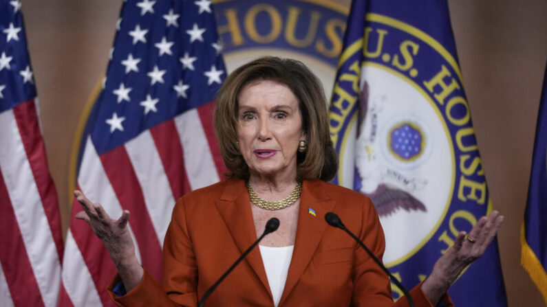 La presidenta de la Cámara de Representantes, Nancy Pelosi (D-Calif.), habla durante su conferencia de prensa semanal en el Capitolio, en Washington, el 9 de marzo de 2022. (Drew Angerer/Getty Images)
