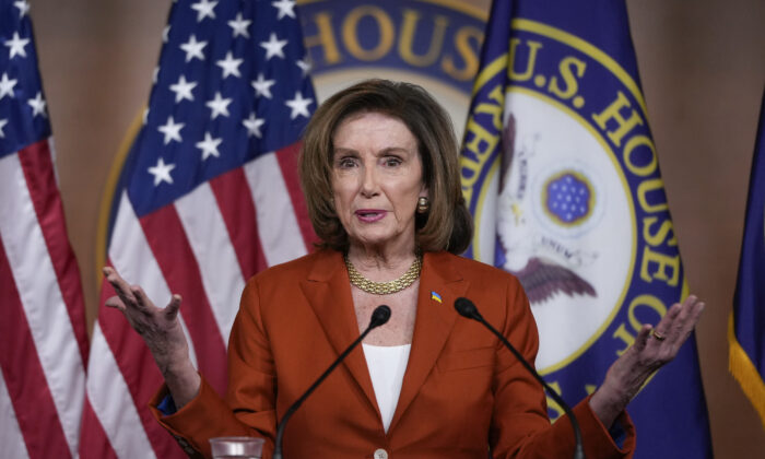 La presidenta de la Cámara de Representantes, Nancy Pelosi (D-Calif.), habla durante su conferencia de prensa semanal en el Capitolio, en Washington, el 9 de marzo de 2022. (Drew Angerer/Getty Images)
