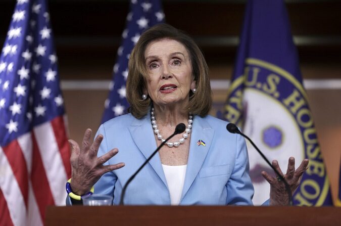 La presidente de la Cámara de Representantes, Nancy Pelosi (D-Calif.), ofrece su rueda de prensa semanal en el Capitolio de Estados Unidos, en Washington, el 19 de mayo de 2022. (Kevin Dietsch/Getty Images)
