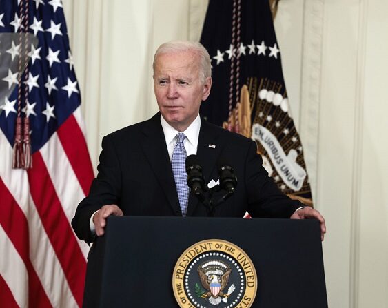 El presidente Joe Biden habla en un acto de firma de una orden ejecutiva para la reforma policial en la Sala Este de la Casa Blanca en Washington, DC, el 25 de mayo de 2022. (Anna Moneymaker/Getty Images)
