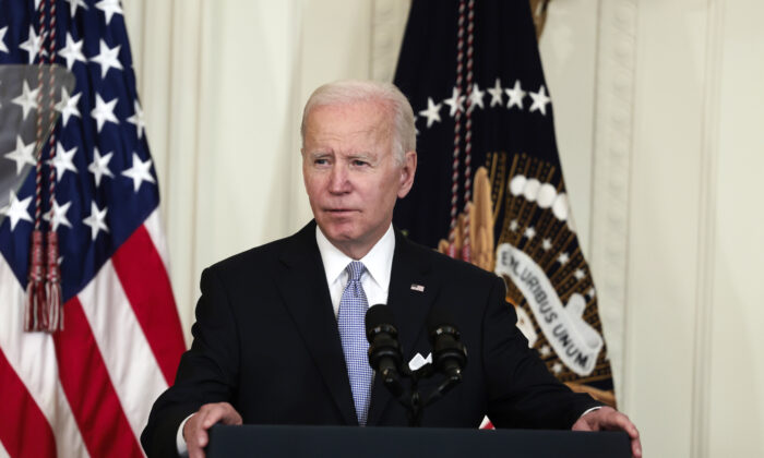 El presidente Joe Biden hace comentarios en un evento de firma de una orden ejecutiva para la reforma policial, en el Salón Este de la Casa Blanca, el 25 de mayo de 2022. (Anna Moneymaker/Getty Images)
