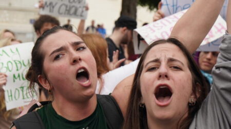 Manifestantes provida y proaborto gritan afuera de la Corte Suprema