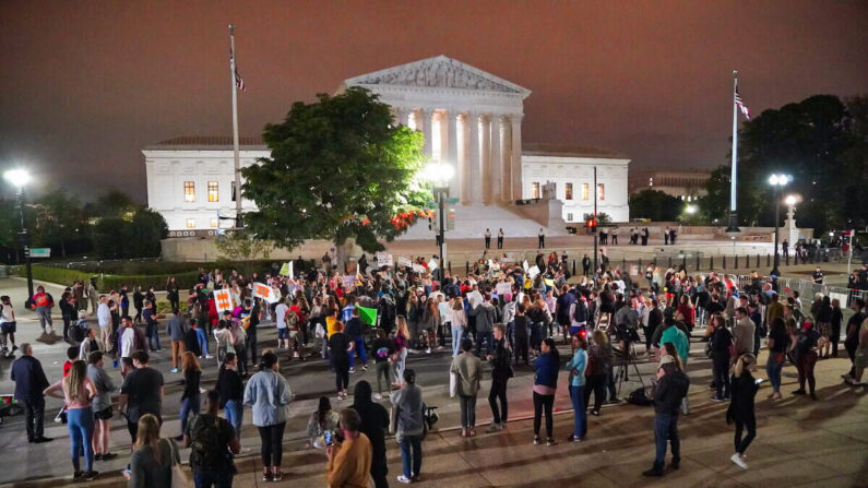Manifestantes apoyan el aborto frente a la Corte Suprema de EE. UU. en Washington, D.C. el 3 de mayo de 2022. (Jackson Elliott/The Epoch Times)
