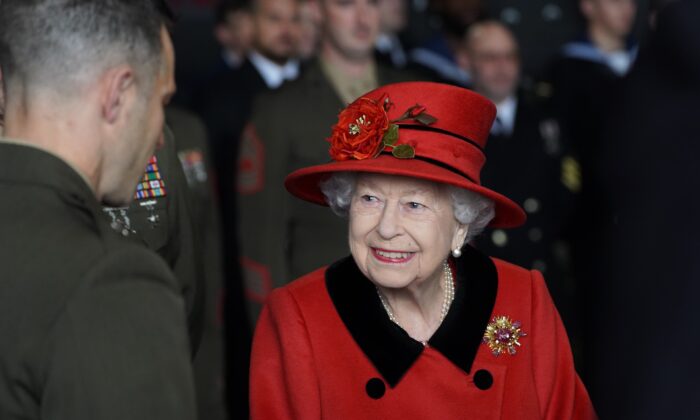 La reina Isabel II habla con personal militar durante una visita al HMS Queen Elizabeth en la base naval HM, en Portsmouth, Inglaterra, el 22 de mayo de 2021. (Steve Parsons - WPA Pool/Getty Images)