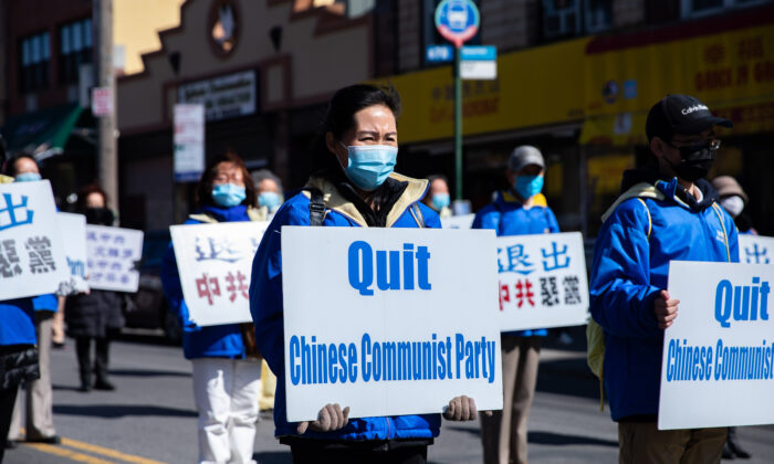 Los practicantes de Falun Gong se reúnen para apoyar la retirada de 390 millones de personas del Partido Comunista Chino y sus grupos asociados, en Brooklyn, Nueva York, el 27 de febrero de 2022. (Chung I Ho/The Epoch Times)

