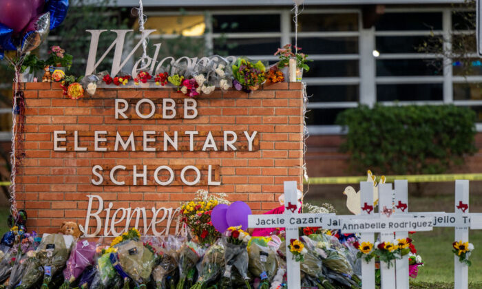 Monumento que rodea el letrero de la Escuela Primaria Robb después del tiroteo masivo en la escuela que se encuentra en Uvalde, Texas, el 26 de mayo de 2022. (Brandon Bell/Getty Images)