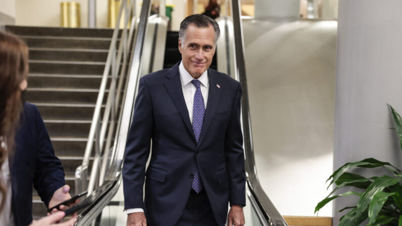 El senador Mitt Romney (R-Utah) camina por el metro del Senado durante una votación en el Capitolio en Washington, el 16 de febrero de 2022. (Anna Moneymaker/Getty Images)
