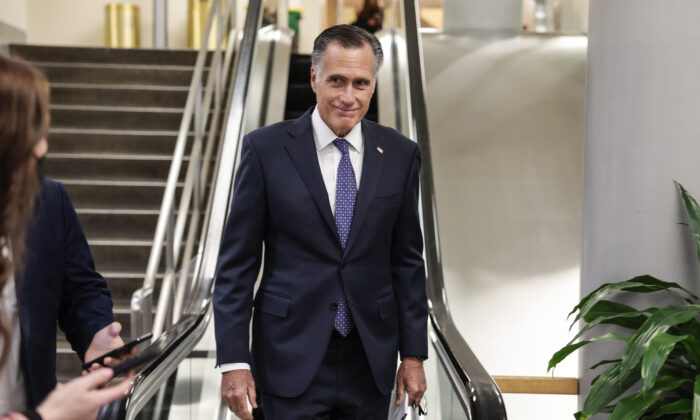 El senador Mitt Romney (R-Utah) camina por el metro del Senado durante una votación en el Capitolio de EE.UU., el 16 de febrero de 2022. (Anna Moneymaker/Getty Images)
