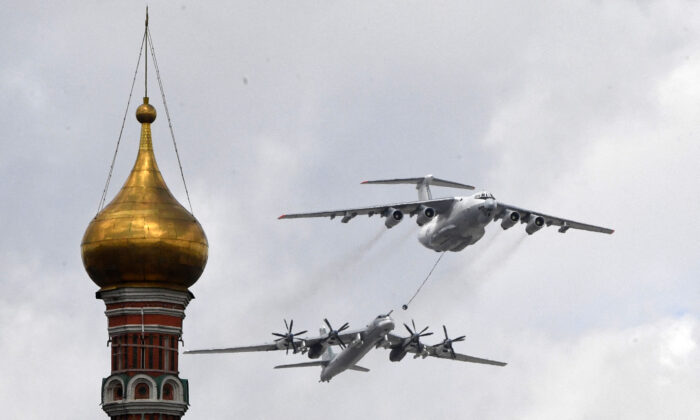 Un bombardero estratégico ruso Tu-95MS y un avión cisterna de reabastecimiento aéreo Ilyushin Il-78 sobrevuelan el Kremlin y la Plaza Roja durante un desfile militar en Moscú, Rusia, el 7 de mayo de 2021. (Alexander Nemenov/AFP vía Getty Images)