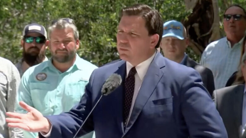 El gobernador de Florida, Ron DeSantis, en una rueda de prensa en el condado de Lee el 3 de mayo de 2022. (Captura de pantalla/The Epoch Times)
