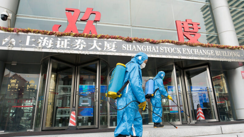 Trabajadores médicos rocían antisépticos fuera de la puerta principal del edificio de la Bolsa de Valores de Shanghai, en Shanghai, China, el 3 de febrero de 2020. (Yifan Ding/Getty Images)
