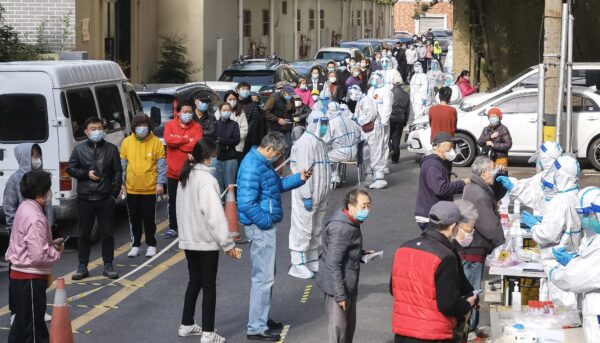 Personas de un edificio residencial hacen fila para someterse a una prueba de ácido nucleico por COVID-19 en toda la ciudad, el 1 de abril de 2022, en Shanghai, China. (Zhang Suoqing/VCG vía Getty Images)
