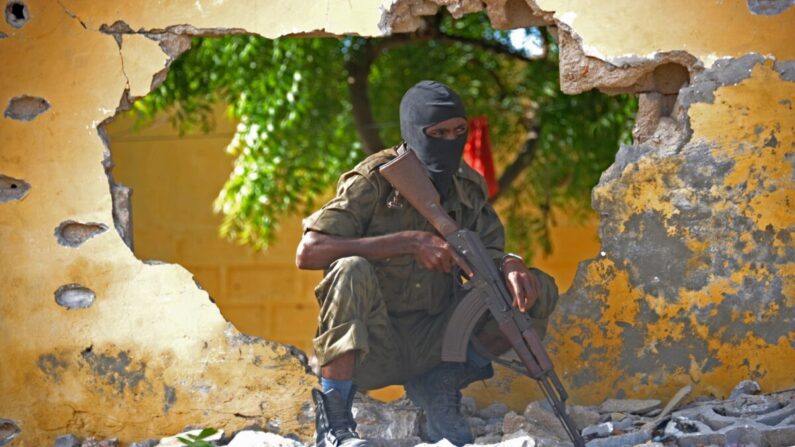 Un soldado somalí monta guardia junto al lugar donde militantes de Al Shabaab llevaron a cabo un ataque suicida contra una base de inteligencia militar en Mogadiscio el 21 de junio de 2015. (Mohamed Abdiwahab/AFP vía Getty Images)
