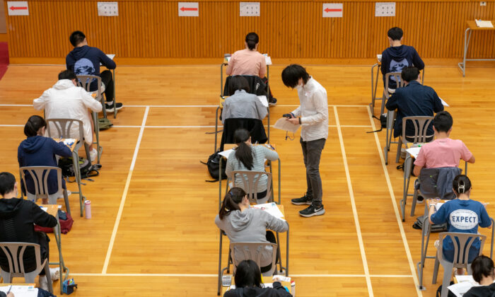 Estudiantes en el Examen Público HKDSE, en Hong Kong. (HKEAA)
