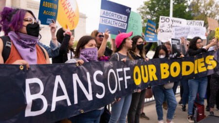 Manifestantes se reúnen en la Corte Suprema tras filtrarse borrador de fallo sobre el aborto