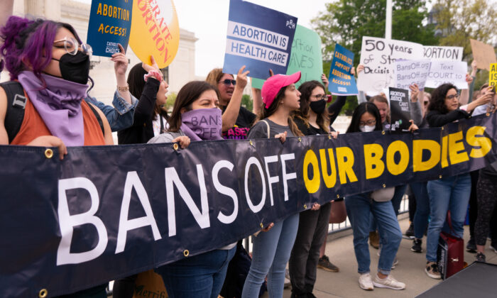 Activistas a favor del aborto protestan en respuesta al borrador de decisión filtrado de la Corte Suprema sobre la anulación de Roe vs Wade, frente a la Corte Suprema de EE.UU., en Washington, el 3 de mayo de 2022. (Louis Chen/The Epoch Times)
