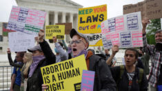 Manifestante a favor del aborto grita sobre matar bebés en protesta frente a iglesia de NY
