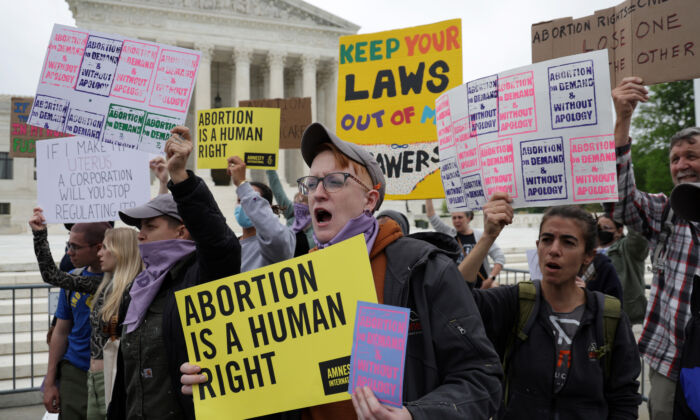Activistas a favor del aborto protestan frente a la Corte Suprema en Washington el 3 de mayo de 2022, en respuesta a un borrador de opinión filtrado que muestra la intención de la corte de anular Roe vs. Wade. (Alex Wong/Getty Images)