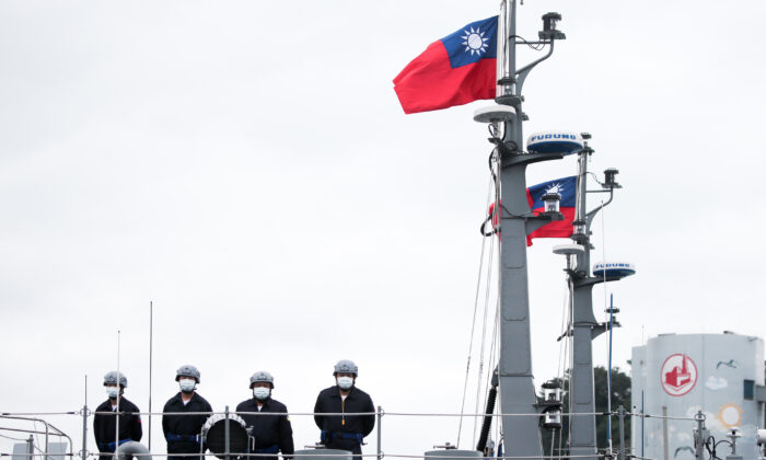 Soldados a bordo de un minador de la Armada de Taiwán en Keelung, Taiwán, el 7 de enero de 2022. (I-Hwa Cheng/Bloomberg vía Getty Images)