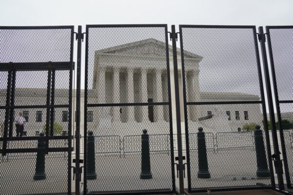 Altas y pesadas barricadas rodean la Corte Suprema de Estados Unidos en Washington el 5 de mayo de 2022. (Jackson Elliot/The Epoch Times)