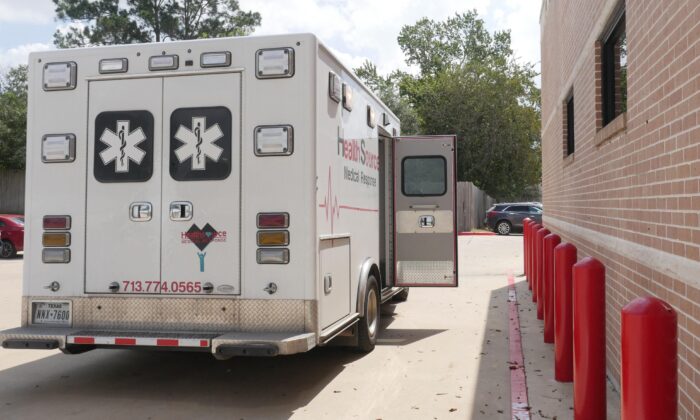Una ambulancia estacionada frente al Centro Médico Bellville después de dejar a un paciente en Bellville, Texas, el 1 de septiembre de 2021. (Francois Picard/AFP a través de Getty Images)