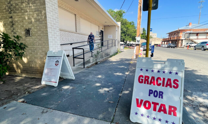 Un votante se dirige a un colegio electoral para votar en la segunda vuelta de las primarias, en Del Rio, Texas, el 24 de mayo de 2022. (Charlotte Cuthbertson/The Epoch Times)