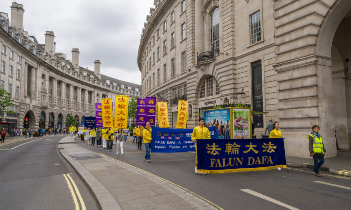 Un desfile de celebración del Día Mundial de Falun Dafa, en las calles del centro de Londres, el 7 de mayo de 2022. (Yan Ning/The Epoch Times)
