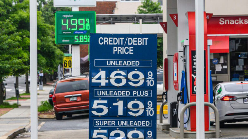 Los precios de la gasolina se anuncian en una gasolinera en Washington el 26 de mayo de 2022. (Nicholas Kamm/AFP vía Getty Images)
