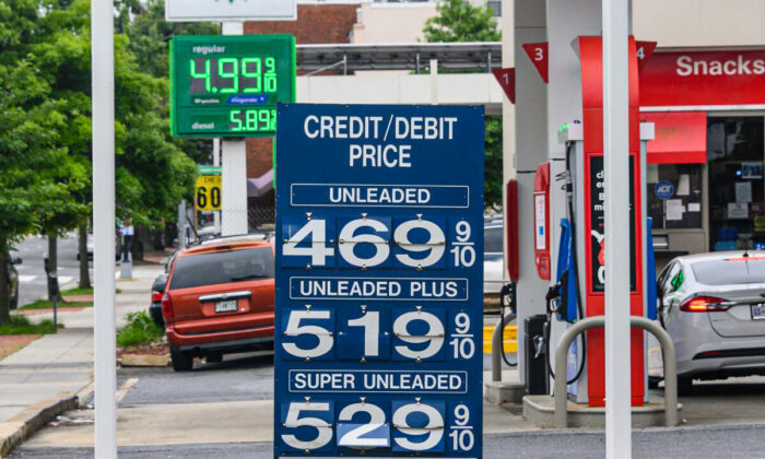Los precios de la gasolina se publican en una gasolinera, en Washington, el 26 de mayo de 2022. (Nicholas Kamm/AFP vía Getty Images)

