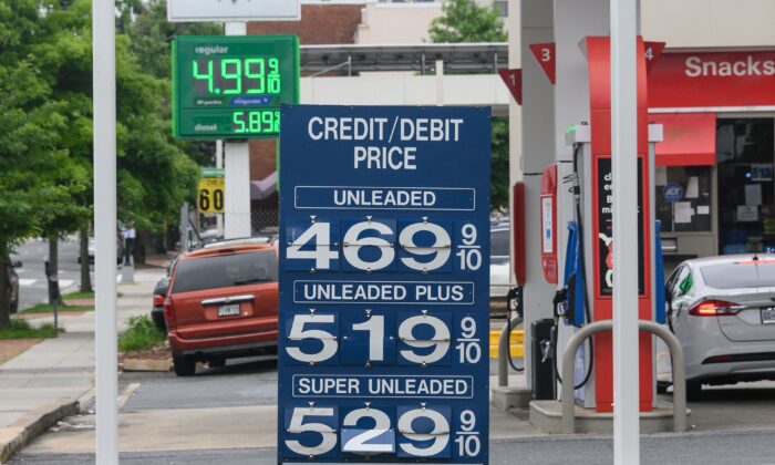 Precios de la gasolina se publican en una estación de servicio en Washington, el 26 de mayo de 2022. (Nicholas Kamm/AFP vía Getty Images)
