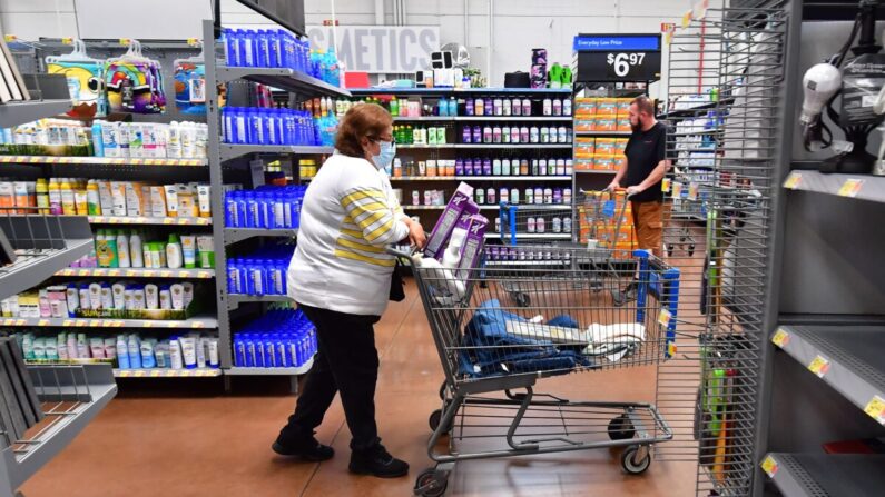 De compras en Rosemead, California, el 21 de abril de 2022. (Frederic J. Brown/AFP vía Getty Images)