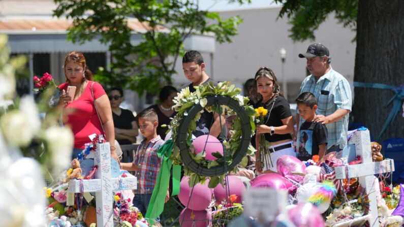 La gente visita un monumento improvisado para las 21 víctimas de un tiroteo masivo en una escuela primaria, en la plaza del pueblo de Uvalde, Texas, el 29 de mayo de 2022. (Charlotte Cuthbertson/The Epoch Times)
