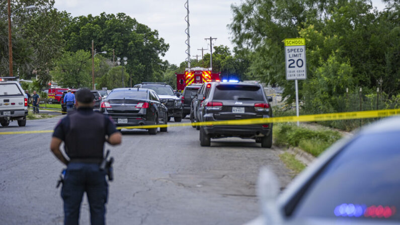 La policía acordona las calles alrededor de la Escuela Primaria Robb después de un tiroteo masivo, en Uvalde, Texas, el 24 de mayo de 2022. (Charlotte Cuthbertson/The Epoch Times)
