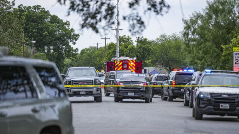 La policía acordona las calles alrededor de la Escuela Primaria Robb tras una masacre, en Uvalde, Texas, el 24 de mayo de 2022. (Charlotte Cuthbertson/The Epoch Times)