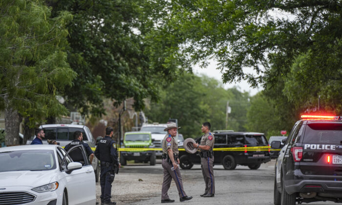 La policía acordona la escena donde un hombre le disparó a su abuela antes de llevar a cabo una masacre en la Escuela Primaria Robb, en Uvalde, Texas, el 24 de mayo de 2022. (Charlotte Cuthbertson/The Epoch Times)