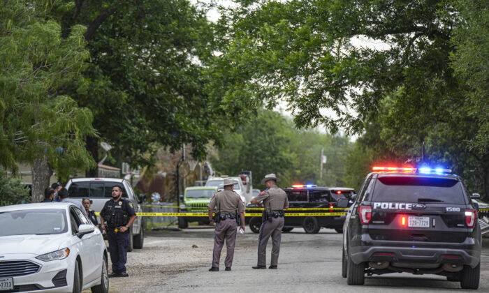 La policía acordona la escena donde una mujer recibió un disparo mortal antes de un tiroteo en una escuela primaria, en Uvalde, Texas, el 24 de mayo de 2022. (Charlotte Cuthbertson/The Epoch Times)

