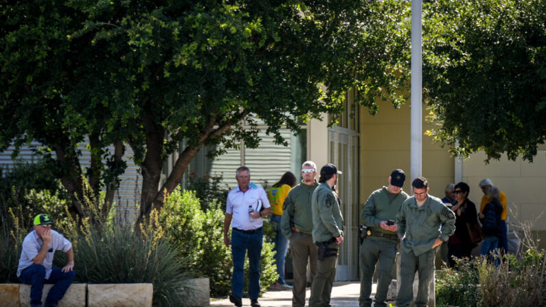 Oficiales de fuerzas policiales en el Centro Cívico de Uvalde, que está funcionando como un lugar de asesoramiento de duelo para los miembros de la comunidad afectados por el tiroteo masivo en la Escuela Primaria Robb, en Uvalde, Texas, el 24 de mayo de 2022. (Charlotte Cuthbertson/The Epoch Times)
