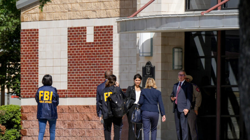 Funcionarios de asuntos públicos del FBI llegan al auditorio de la Escuela Secundaria de Uvalde para una actualización con funcionarios estatales y locales el día después de un tiroteo masivo en la Primaria Robb, en Uvalde, Texas, el 25 de mayo de 2022. (Charlotte Cuthbertson/The Epoch Times)
