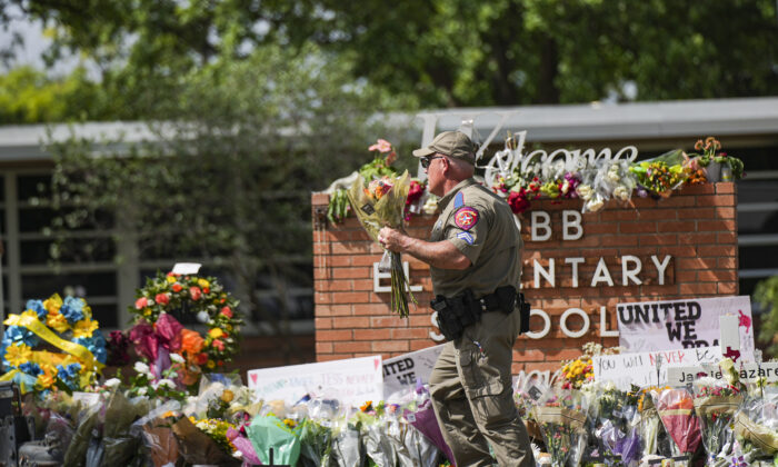 Imagen tomada el 27 de mayo de 2022 a un monumento improvisado lleno de flores, juguetes, letreros y cruces, en la Escuela Primaria Robb, con los nombres de las 21 víctimas del tiroteo masivo que ocurrió el 24 de mayo, en Uvalde, Texas. (Charlotte Cuthbertson/The Epoch Times)

