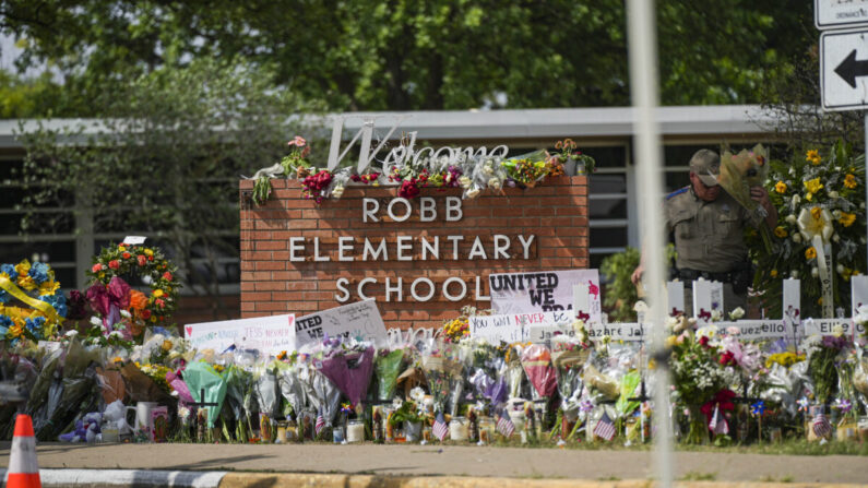 Un memorial improvisado en la Escuela Primaria Robb está lleno de flores, juguetes, carteles y cruces con los nombres de las 21 víctimas del tiroteo masivo ocurrido el 24 de mayo, en Uvalde, Texas, el 27 de mayo de 2022. (Charlotte Cuthbertson/The Epoch Times)
