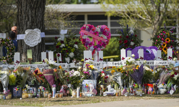 El 27 de mayo de 2022 se observa un monumento improvisado en la Escuela Primaria Robb lleno de flores, juguetes, letreros y cruces con los nombres de las 21 víctimas del tiroteo masivo que ocurrió el 24 de mayo en Uvalde, Texas. (Charlotte Cuthbertson/The Epoch Times)
