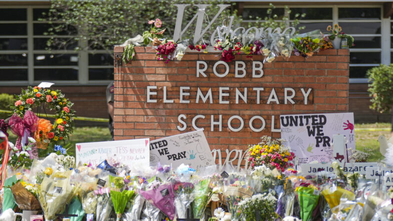 Un monumento improvisado en la escuela primaria Robb está lleno de flores, juguetes, carteles y cruces con los nombres de las 21 víctimas del tiroteo masivo, en Uvalde, Texas, el 27 de mayo de 2022. (Charlotte Cuthbertson/The Epoch Times)
