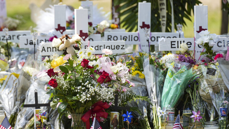 Una foto tomada el el 27 de mayo de 2022 muestra un monumento improvisado, en la escuela primaria Robb, lleno de flores, juguetes, carteles y cruces con los nombres de las 21 víctimas del tiroteo masivo ocurrido el 24 de mayo de 2022, en Uvalde, Texas. (Charlotte Cuthbertson/The Epoch Times)

