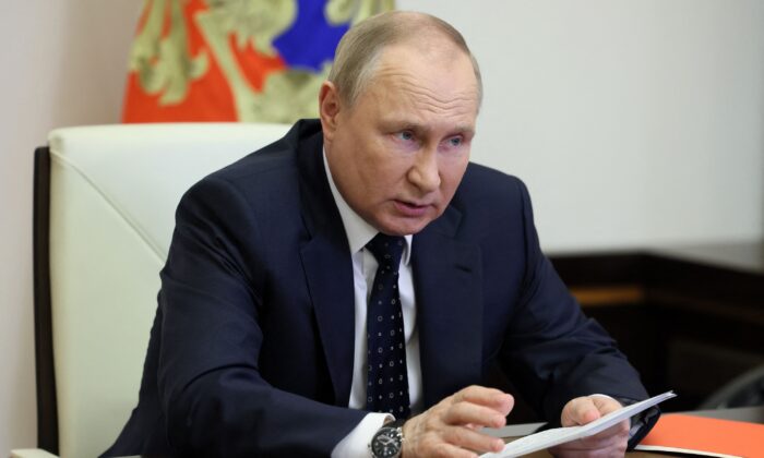 El presidente ruso, Vladimir Putin, preside una reunión del Consejo de Seguridad a través de un enlace de video en la residencia estatal de Novo-Ogaryovo, en las afueras de Moscú, el 20 de mayo de 2022. (Mikhail Metzel/Sputnik/AFP vía Getty Images)

