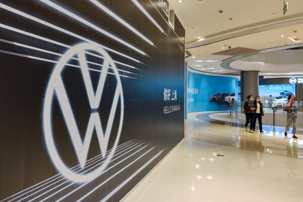 Una tienda de ventas de Volkswagen dentro de un centro comercial en el centro de Shanghai, China, el 26 de abril de 2021. (Costfoto/Future Publishing vía Getty Images)
